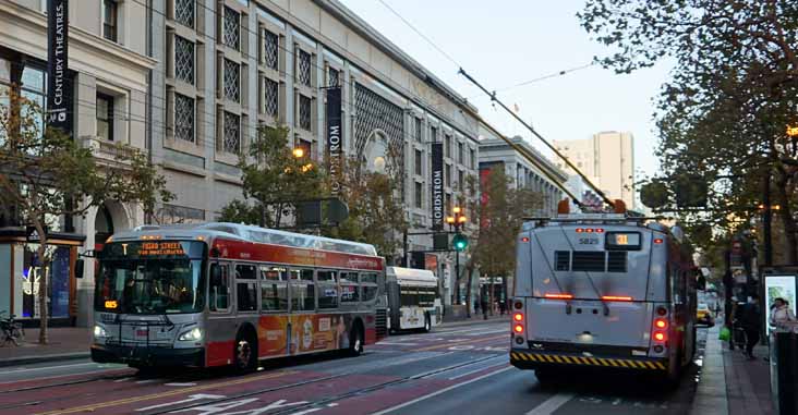 MUNI New Flyer Xcelsior XDE40 8893 & XT40 5829